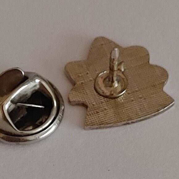 LOVELY Manitoba Official Flower Enamel Pin Prairie Crocus - Picture 2 of 2